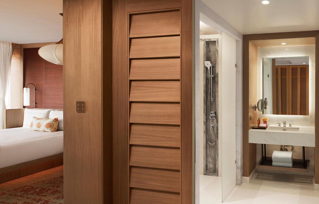 Taj Cidade De Goa Horizon, Goa 파나지 외부 사진 A door made of wood